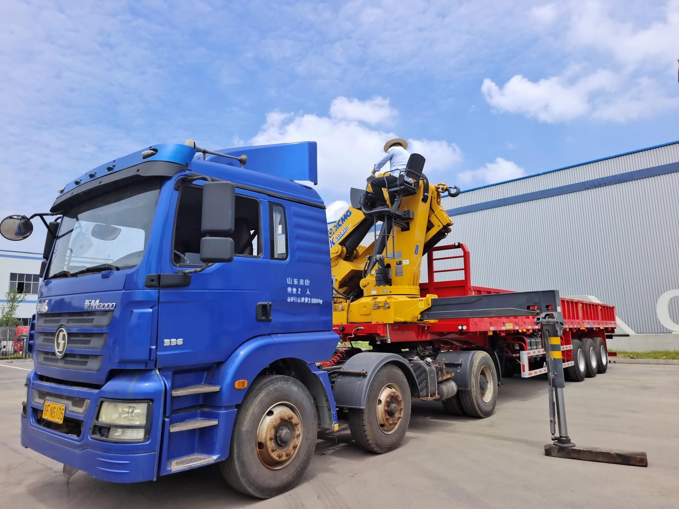 随车起重运输车